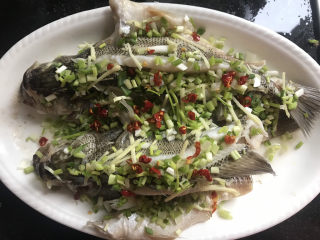 13、清蒸鲈鱼,把姜丝，葱花和干辣椒都撒上鱼上面