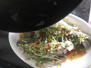 15、清蒸鲈鱼,油热，把油淋在鱼身上