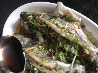 16、清蒸鲈鱼,再淋入蒸鱼豉油