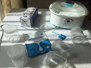 1、自制酸奶,食材：纯（鲜）牛奶 1L，酸奶菌粉 1小包，酸奶机 1个，酸奶桶（或分杯）