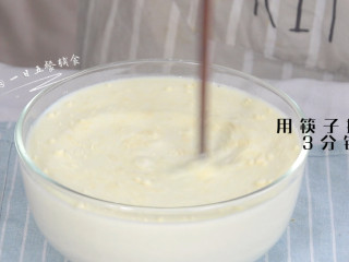 2、自制酸奶,用消毒过的筷子将菌粉搅拌均匀，看不见菌粉就可以了。如果是用不锈钢大桶做，到这里就可以发酵了。