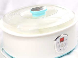 3、自制酸奶,通电，冬天发酵8-11个小时，夏天只要6-8个小时。时间越长，酸奶越酸。由于酸奶发酵期间，不能移动晃动，放在一个不碍事的地方，或者跟我一样每天晚上做，算好时间，冬天晚上10点做，早上7点好，经过9个小时。