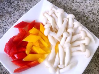 1、缤纷荷兰豆,海鲜菇去掉根蒂洗净红椒和黄椒去种洗净切成菱形块备用