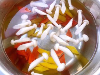 3、缤纷荷兰豆,焯好水的三样立即放入冷水中过凉沥干水份备用