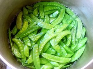 4、缤纷荷兰豆,荷兰豆摘除两端筋部洗净在开水中焯水后立即放入冷水中冲凉再沥干水份