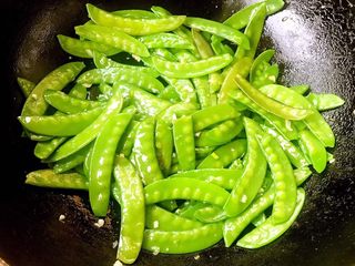 6、缤纷荷兰豆,放入荷兰豆同时放入糖大火翻炒