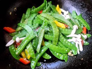 8、缤纷荷兰豆,放入盐和味精调味