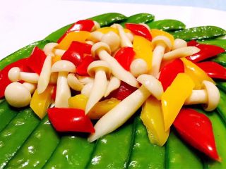 11、缤纷荷兰豆,将海鲜菇、黄椒、红椒摆在中间即可