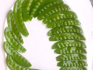 10、缤纷荷兰豆,荷兰豆摆入盘中