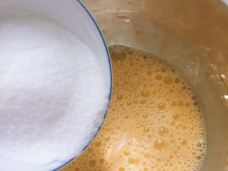 3、甜甜圈蒸糕,3.再往鸡蛋液里加入一些白糖里，甜度适中就好。