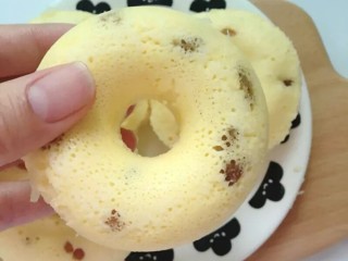 10、甜甜圈蒸糕,10.开盖后从模具里轻轻取出来。