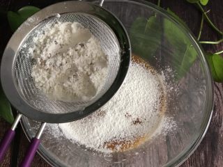 4、可可戚风蛋糕,在筛入低筋面粉