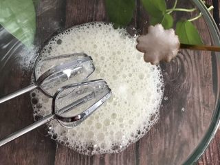 6、可可戚风蛋糕,蛋清用打蛋器打散 打成大气泡 第一次加入10g白砂糖
