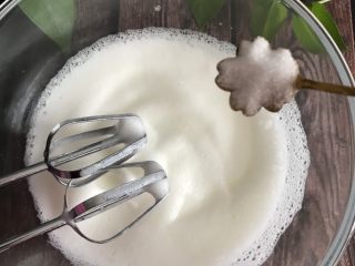 7、可可戚风蛋糕,打至糖融化 泡沫变细腻加入第二次10g白砂糖