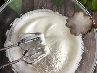 8、可可戚风蛋糕,继续打至糖融化出现纹路加第三次10g白砂糖再加入11g玉米淀粉