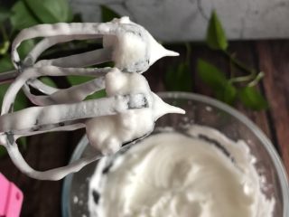 9、可可戚风蛋糕,最终打至图片中的状态 有尖角