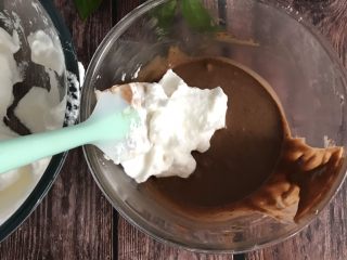 10、可可戚风蛋糕,取三分之一的蛋白与蛋黄糊翻拌均匀