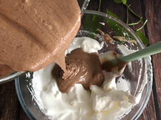 11、可可戚风蛋糕,在将面糊倒回剩余蛋白里翻拌均匀