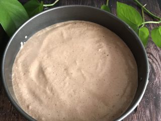 12、可可戚风蛋糕,倒入模具中 八分满