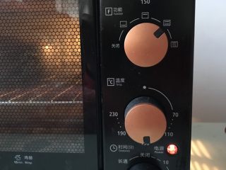 13、可可戚风蛋糕,放入提前预热好的烤箱里,上下火150度35分钟