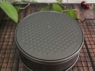 14、可可戚风蛋糕,烤好后倒扣晾凉 2小时后脱模