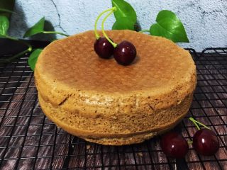 15、可可戚风蛋糕,美味的可可戚风蛋糕就做好了