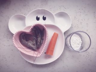 1、胡萝卜鲜虾条 宝宝辅食,准备食材，八只基围虾，一小截胡萝卜(图上一半左右)，淀粉适量