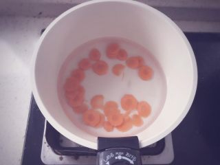 3、胡萝卜鲜虾条 宝宝辅食,锅中烧开水后将胡萝卜倒入，煮熟后捞出沥干备用
