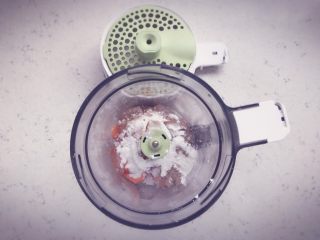 5、胡萝卜鲜虾条 宝宝辅食,将煮好的胡萝卜和处理好的虾肉放入辅食机中，加入适量的淀粉搅打成细腻的虾泥