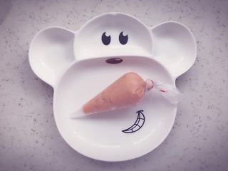 7、胡萝卜鲜虾条 宝宝辅食,将裱花袋顶端封口扎紧，底端剪一个口