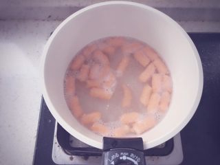 9、胡萝卜鲜虾条 宝宝辅食,然后等虾条全部浮起来以后煮几分钟即可