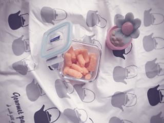 13、胡萝卜鲜虾条 宝宝辅食,吃不完的用密封盒装好放冷冻，吃的时候取出蒸热即可