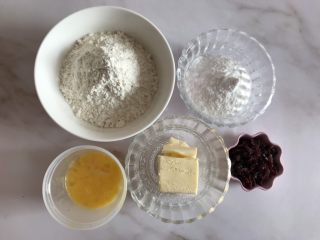 1、蔓越莓饼干,准备好食材