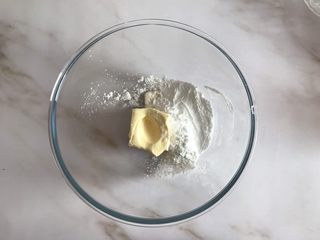 2、蔓越莓饼干,黄油室温软化，加入糖粉