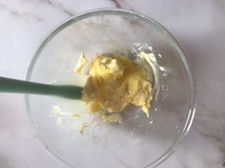 4、蔓越莓饼干,放入鸡蛋液，搅拌均匀