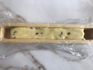 9、蔓越莓饼干,把面团放入模具中，按压平整
