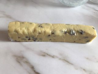 10、蔓越莓饼干,固定好形状之后放入冰箱冷冻半小时