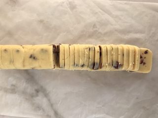 11、蔓越莓饼干,切成大小均匀的小块