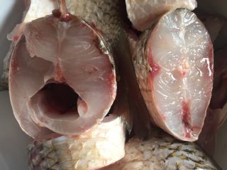 2、红烧鲻鱼,然后切成一圈圈