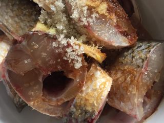 3、红烧鲻鱼,放入碗中，加入一勺盐，一勺料酒，一勺白糖，一勺生抽，一小勺老抽腌制十五分钟