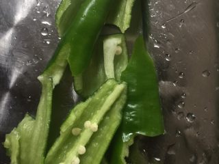 6、红烧鲻鱼,青椒用手撕块备用