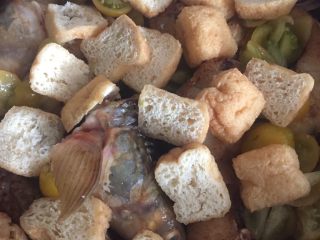 11、红烧鲻鱼,然后倒入油豆腐