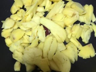 1、#挑战鸡蛋的100种做法#广式猪脚姜,生姜皮洗净轻轻拍松纤维更入味，然后晾干水份；锅内加少量油，放入姜块，小火煸炒；炒至姜片微微发干盛出备用