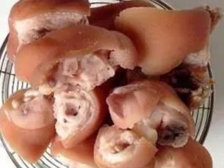 2、#挑战鸡蛋的100种做法#广式猪脚姜,猪脚洗净放入沸水锅中焯一下，猪脚变色后捞出，洗去浮沫沥干多余水份