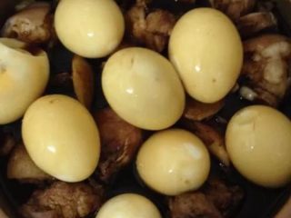 3、#挑战鸡蛋的100种做法#广式猪脚姜,取一砂煲倒入整瓶甜醋、炒好的姜块和片糖开中火煮开后放入猪蹄和鸡蛋，等再次煮开后转小火慢煮至猪脚皮变软即可