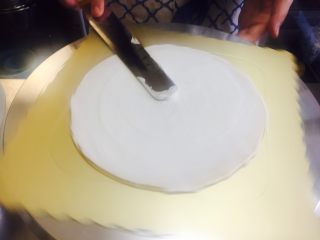 12、榴莲千层,打发淡奶油，400-500g淡奶油（根据个人喜好）打发至硬性发泡，拿出裱花台和抹刀，开抹！