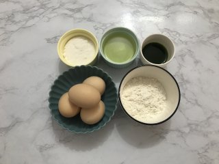 1、迷你圣诞树蛋糕,准备好材料。低筋面粉提前过筛2遍，鸡蛋把蛋清、蛋黄分离，蛋清放入无水无油的打蛋盆中，放入冰箱冷藏备用。