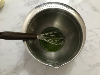 2、迷你圣诞树蛋糕,菠菜汁和玉米油放入打蛋盆中，搅拌均匀。