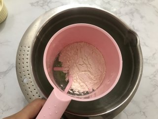 3、迷你圣诞树蛋糕,把低筋面粉过筛到上述混合液中，搅拌成无干粉状态。