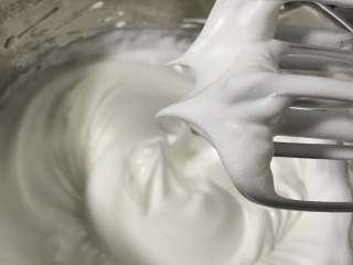 5、迷你圣诞树蛋糕,蛋清中加入几滴白醋，打发至小弯钩状态。